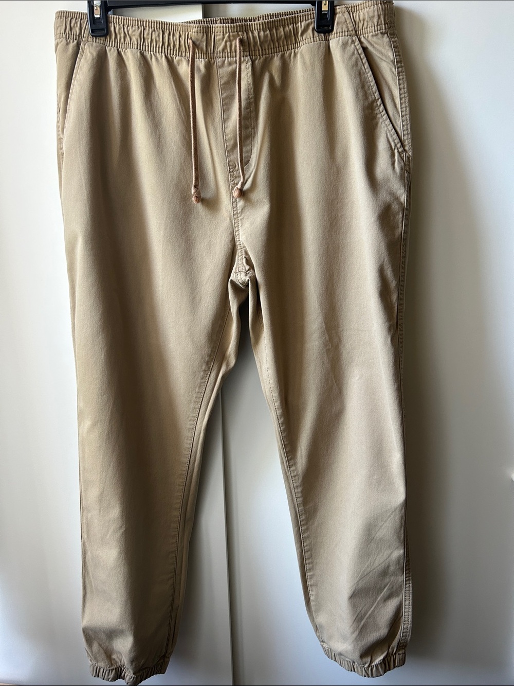 Men’s Tappered Khaki Pants XL Old Navy